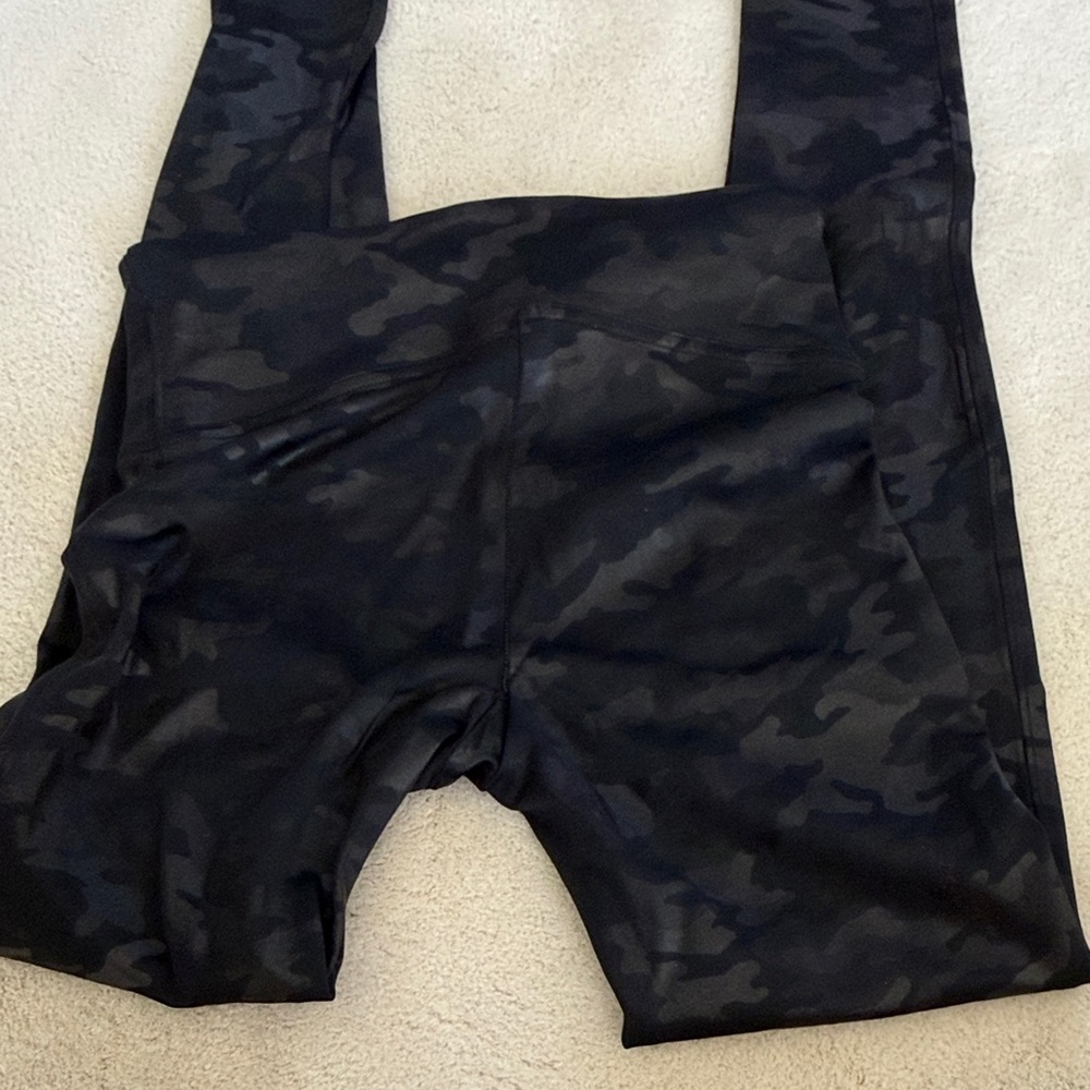 Sz S SPANX Black Faux leather seamless Camo Leggings - Picture 5 of 5